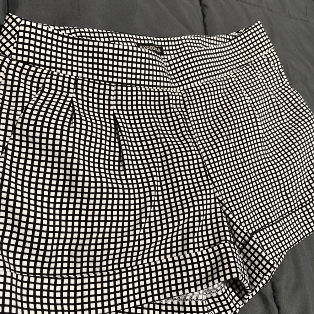 Express Shorts - Picture 4 of 6